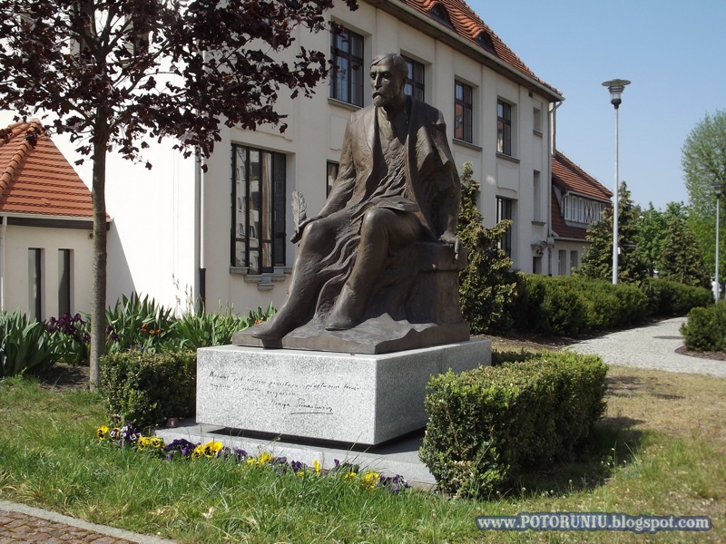 Pomnik Sienkiewicza w Toruniu